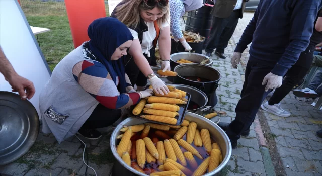 Erzurum’da şehit babası, devlet korumasındaki çocuklara yetiştirdiği mısırlardan ikram etti