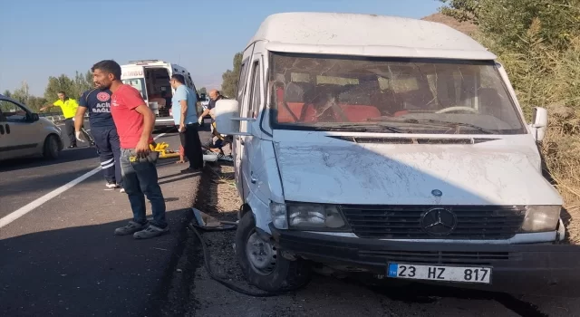 Erzincan’da işçi taşıyan minibüsün sulama kanalının duvarına çarptığı kazada 9 kişi yaralandı