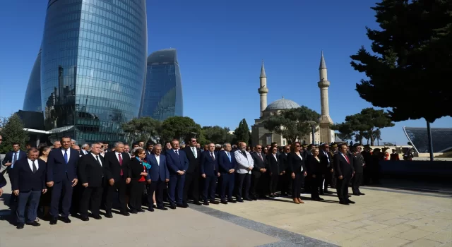 Bakü’nün kurtuluşunun 106. yıl dönümü dolayısıyla Türk Şehitliği’nde merasim düzenlendi