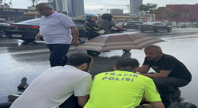 İstanbul’da yağışlı havada kaza yapan motosiklet sürücüsü yaralandı