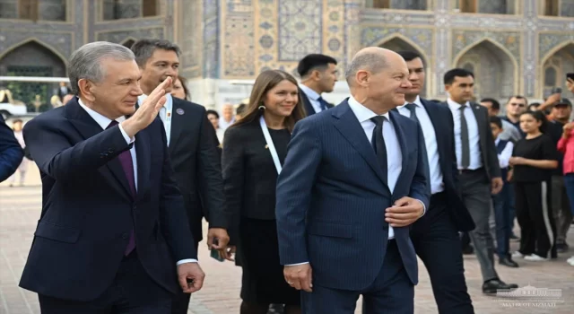 Özbekistan Cumhurbaşkanı Mirziyoyev, Semerkant’ta Almanya Başbakanı Scholz ile görüştü