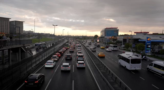 İstanbul’da haftanın ilk iş günü yağışın da etkisiyle trafik yoğunluğu arttı 