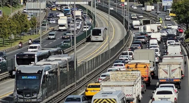 Bakırköy’de kamyonetin bariyerlere çarpmasıyla yolda araç kuyruğu oluştu