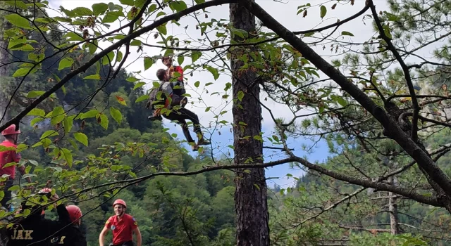 Kastamonu’da kayalıklarda mahsur kalan 2 madenci helikopterle kurtarıldı