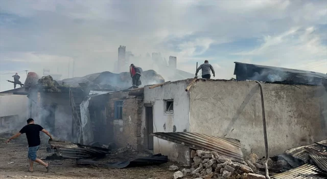 Sivas’ta çıkan yangında ev, ahır ve samanlık zarar gördü