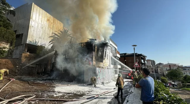 Beyoğlu’nda metruk binada çıkan yangına müdahale ediliyor