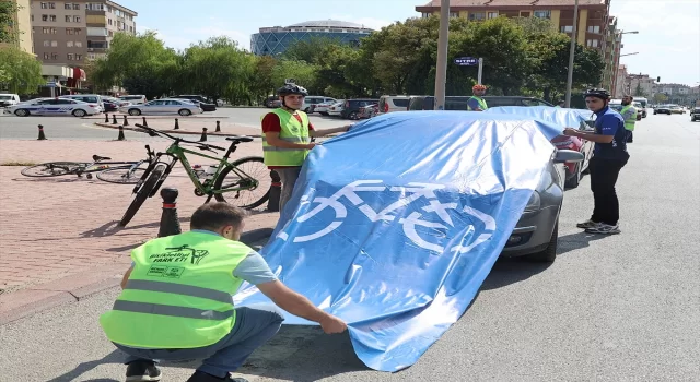 Konya’da bisiklet yolunu işgal eden araçların üzeri mavi brandayla kaplandı