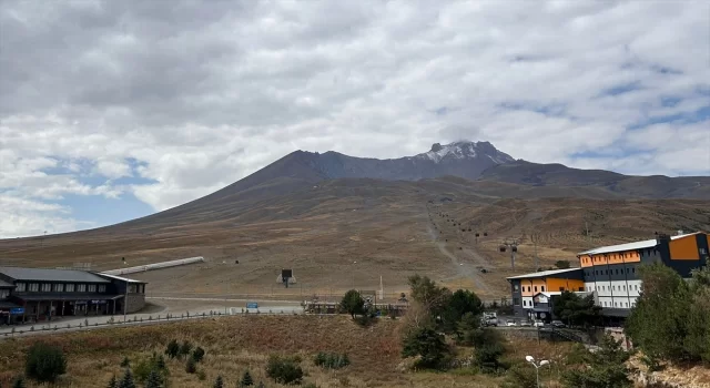 Erciyes Dağı’nın zirvesine kar yağdı