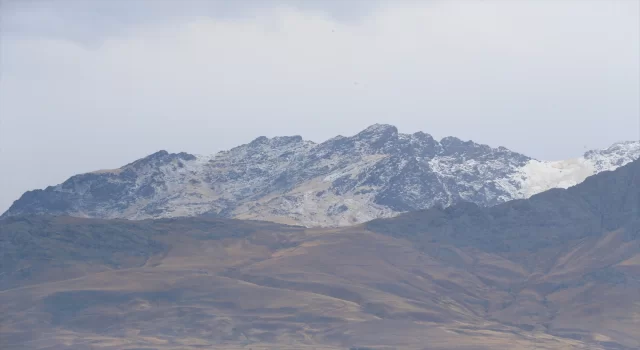 Van’daki Erek Dağı’na kar yağdı