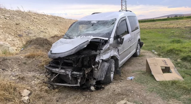 Şanlıurfa’da hafif ticari araçla otomobilin çarpışması sonucu 3 kişi yaralandı 