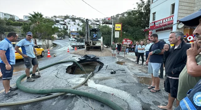 Bodrum’da isale hattının patlaması sonucu bir marketi su bastı 