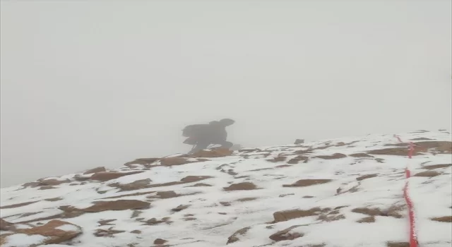 Hakkari’de Cilo Dağı’na tırmanan dağcılar kara yağışına yakalandı