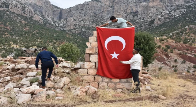 PKK’lı teröristlerin katlettiği yakınlarını, saldırının gerçekleştiği eve Türk asarak andılar