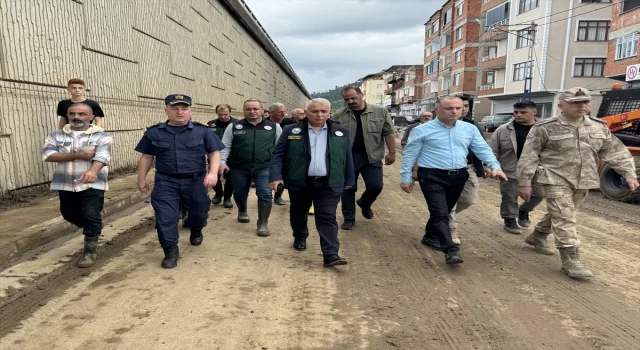 Trabzon Valisi Yıldırım, taşkın ve heyelan meydana gelen ilçelerde incelemelerde bulundu: