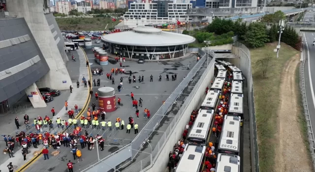 RAMS Park’ta toplanan Galatasaraylı taraftarlar, derbi için Kadıköy’e gitti