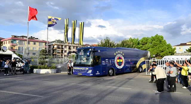 Fenerbahçe kafilesini derbiye taraftarı uğurladı