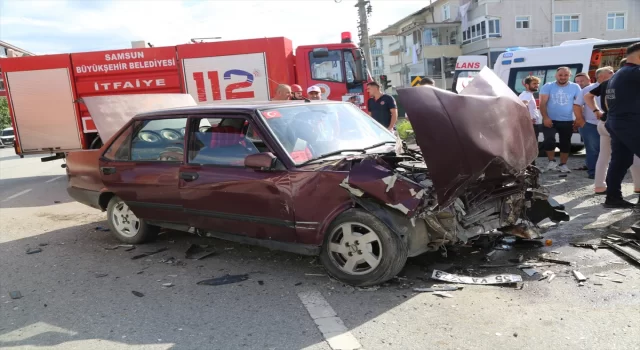 Samsun’da hafif ticari araçla çarpışan otomobildeki 3 kişi yaralandı