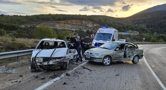 Karabük’te 2 otomobilin çarpıştığı kazada 7 kişi yaralandı