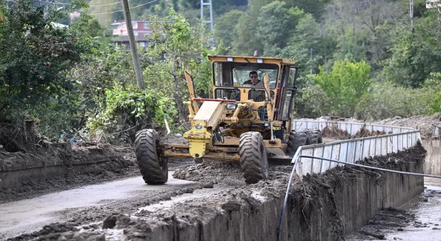 Trabzon’da taşkın ve heyelan meydana gelen ilçelerde temizlik çalışmaları sürüyor