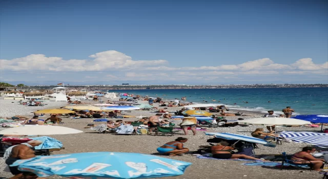 Antalya sahillerinde yoğunluk sürüyor