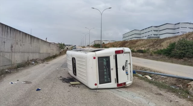 Bursa’da işçi servisi minibüsünün devrildiği kazada 13 kişi yaralandı