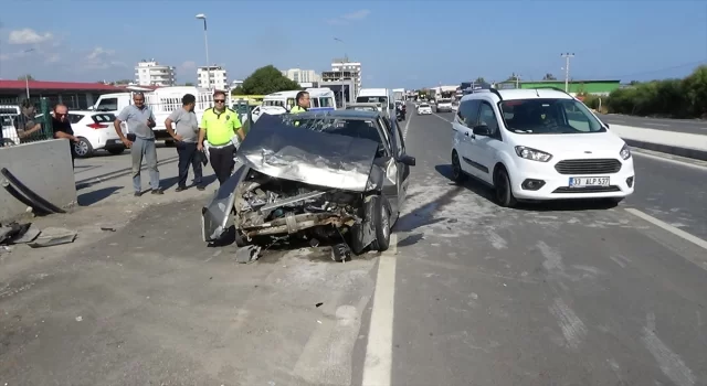 Mersin’de park halindeki 3 araca çarpan otomobildeki 2 kişi yaralandı