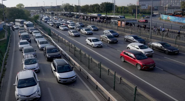 İstanbul’da sabah saatlerinde trafik yoğunluğu yaşanıyor