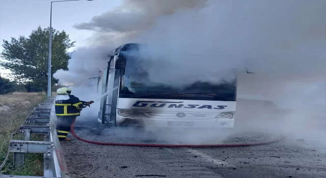 Adana’da seyir halindeki yolcu otobüsünde çıkan yangın söndürüldü