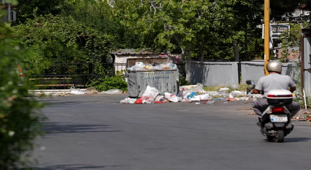 İzmir’in Çiğli ilçesinde toplanmayan çöpler kötü koku ve kirlilik oluşturdu