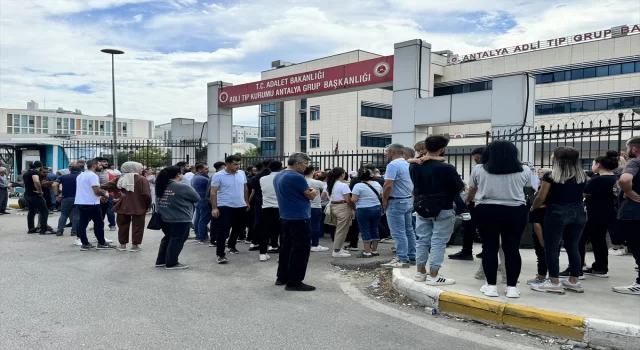 Antalya’da bariyerlere çarpan motosikletteki 2 kişi öldü