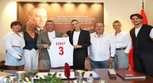 Milli voleybolcu Cansu Özbay’dan Güzelbahçe Belediye Başkanı Günay’a ziyaret