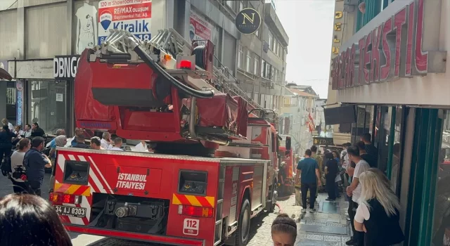 Fatih’te 7 katlı otelde çıkan yangın söndürüldü