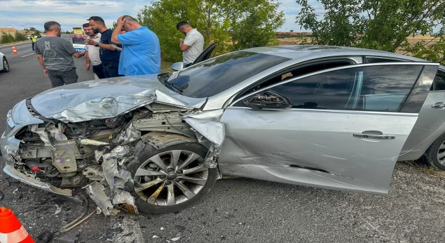 Uşak’ta iki otomobilin çarpışması sonucu anne ve oğlu hayatını kaybetti