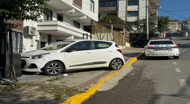 Kocaeli’de otomobilin çarptığı bahçe kapısı üzerine devrilen anneanne ve 2 torunu yaralandı