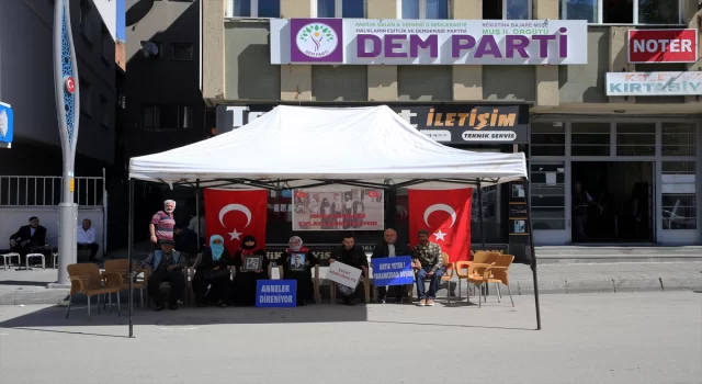 Muşlu aileler DEM Parti önünde ”evlat nöbeti”ni sürdürdü