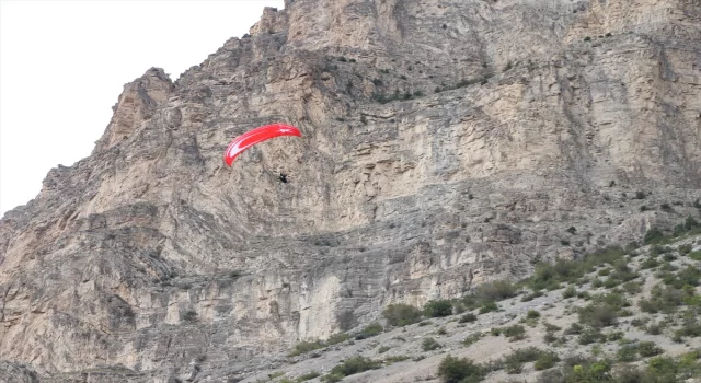 Erzurum semalarında wingsuit uçuşu ve akrobasi gösterisi