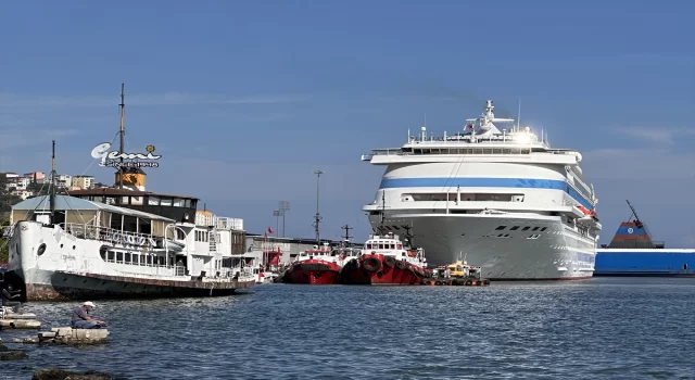 ”Astoria Grande” kruvaziyeri Samsun Limanı’na demirledi