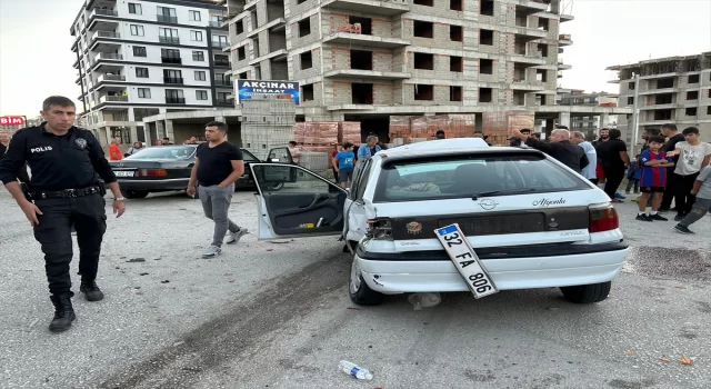 Isparta’da iki otomobilin çarpıştığı kazada 5 kişi yaralandı