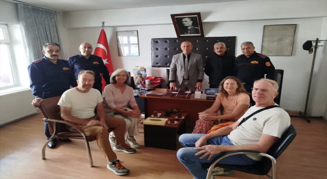 Kars’taki otel yangınında kurtarılan Hollandalı turistlerden itfaiyeye teşekkür ziyareti