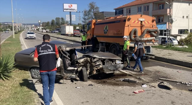 Bartın’da temizlik aracına çarpan otomobilin sürücüsü ağır yaralandı