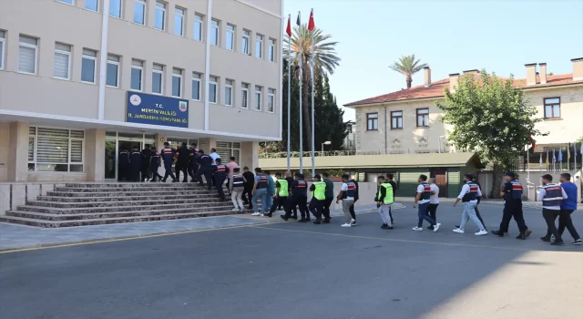 Mersin merkezli vergi kaçakçılığı operasyonunda yakalanan 16 şüpheli tutuklandı