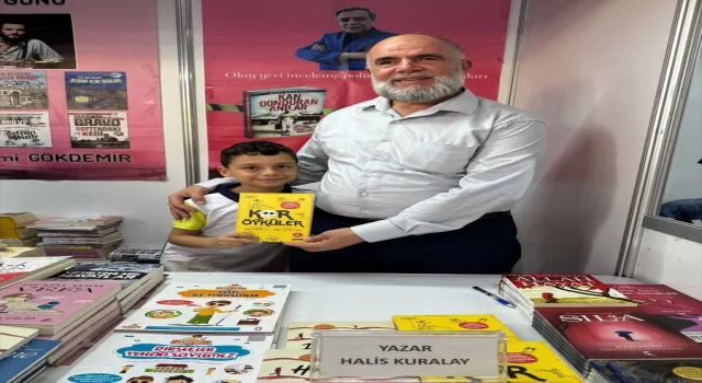 Görme engelli yazar Kuralay, Sultanbeyli Kitap Fuarı’nda okurlarıyla bir araya geldi: