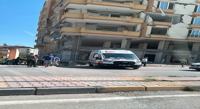 Gaziantep’te depremde zarar gören binanın ikinci katından düşen kişi öldü