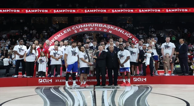 Cumhurbaşkanı Erdoğan, Anadolu Efes’e şampiyonluk kupasını verdi