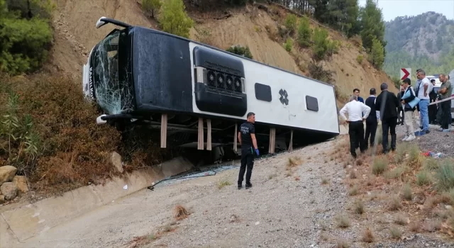 Burdur’da yolcu otobüsünün tıra çarpıp şarampole devrildiği kazada 8 kişi yaralandı