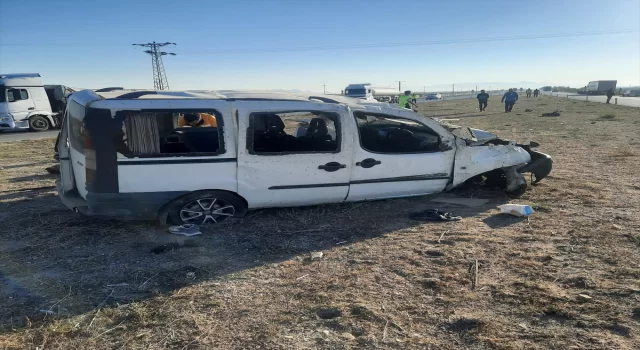 Konya’da refüje çarpan hafif ticari araçtaki 2 kişi öldü, 3 kişi yaralandı