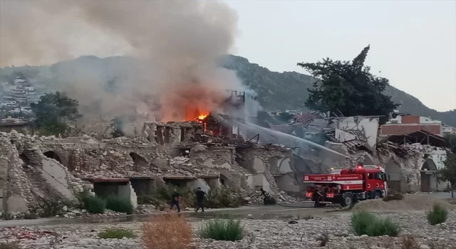 Hatay’da 2 katlı boş binada çıkan yangın söndürüldü