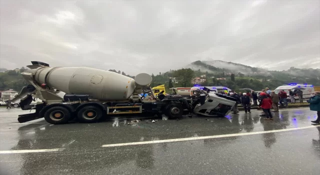 Rize’de kamyon ile çarpışan beton mikserindeki 2 kişi yaralandı