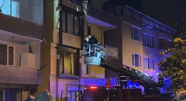 Zonguldak’ta heyelan sebebiyle girişi kapanan apartmanda mahsur kalan 6 kişi tahliye edildi