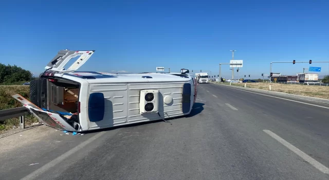 Manisa’da ambulans ile hafif ticari aracın çarpıştığı kazada 3 kişi yaralandı